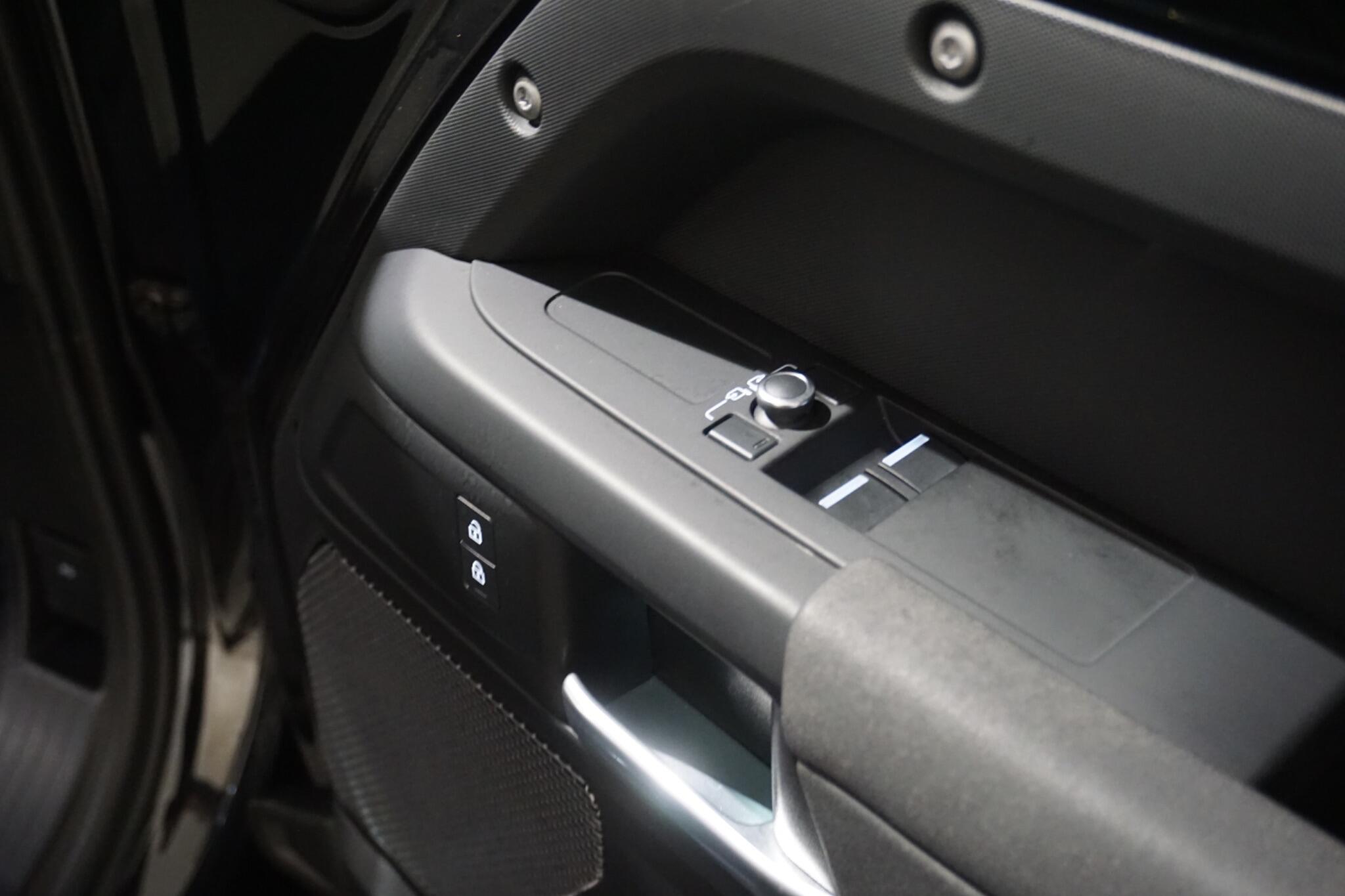 Land Rover Defender 90 3.0 D200 MHEV Hard Top SUV 3dr Diesel Auto 4WD SWB Euro 6 (s/s) (200 ps)